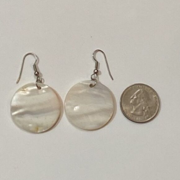 Elegant Shell Dangle Earrings - Picture 3 of 3